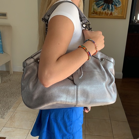 🎉HP! 🤩 EUC: Kenneth Cole silver handbag - Picture 5 of 12